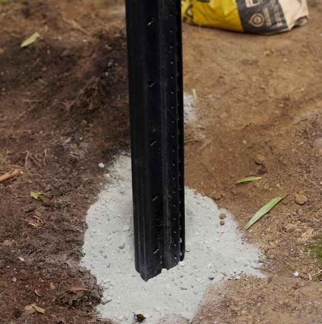 zabetonowany słupek ogrodzeniowy