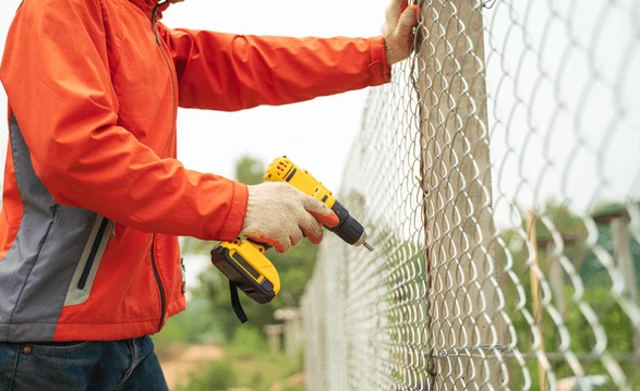 montaż i naciąganie siatki ogrodzeniowej