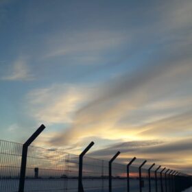 ogrodzenie wykonane z paneli ogrodzeniowych