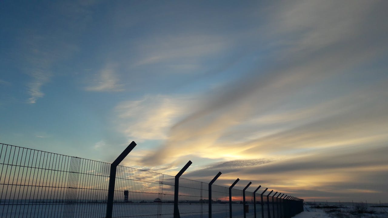 ogrodzenie wykonane z paneli ogrodzeniowych