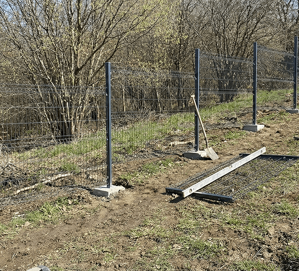 Montaż ogrodzenia panelowego na pochyłym terenie – metody, wyzwania i instrukcja montażu