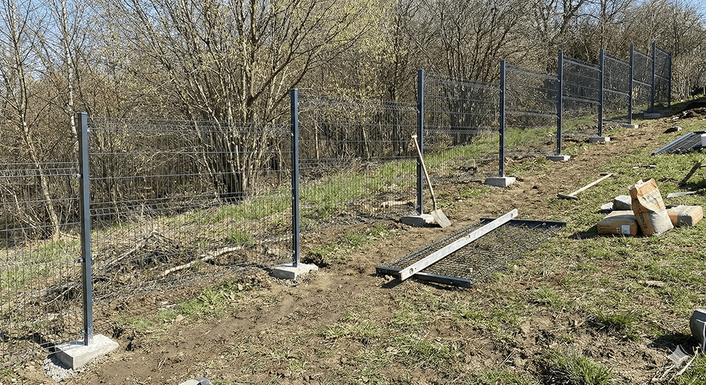 montaż ogrodzenia panelowego metodą schodkową na pochyłym gruncie