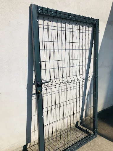 Furtka ogrodzeniowa w zielonym kolorze od marki Obis czekająca na instalację